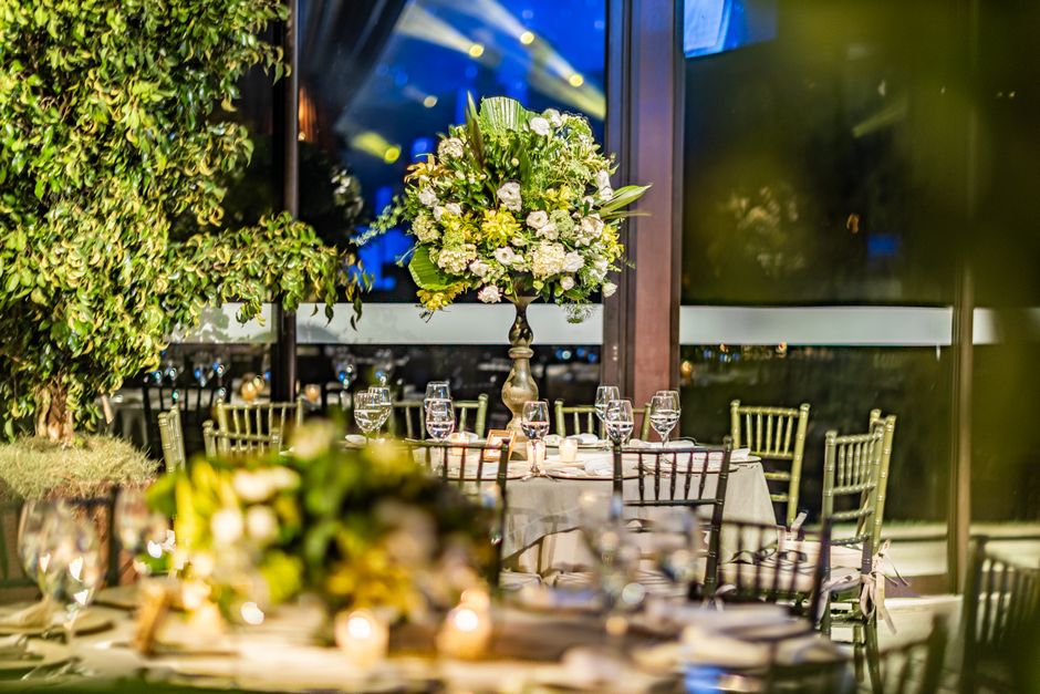 Elegant wedding banquet table setup